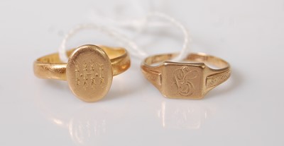Lot 353 - An 18ct gold signet ring, 3.7g, size I/J;...