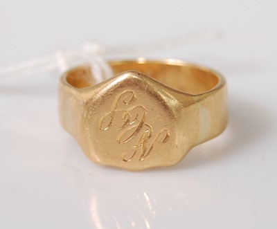 Lot 354 - An 18ct gold gent's signet ring, 7.6g, size L/M