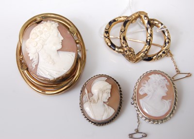 Lot 368 - A Victorian carved shell cameo brooch...