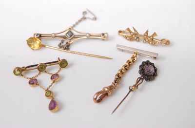 Lot 370 - Assorted principally circa 1900 yellow metal...