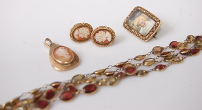 Lot 390 - A small carved shell cameo pendant in 9ct gold...