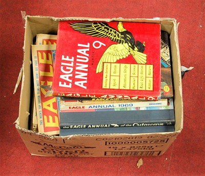 Lot 178 - A box of assorted Eagle annuals and comics