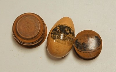 Lot 307 - An early 20th century Mauchlin ware pill box...