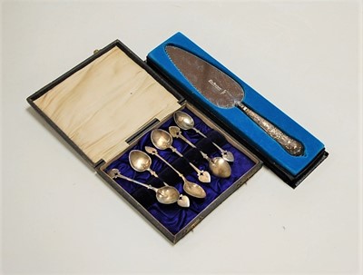 Lot 321 - A silver handled cake knife, boxed; together...