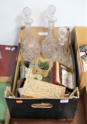 Lot 472 - A box of miscellaneous items, to include glass...
