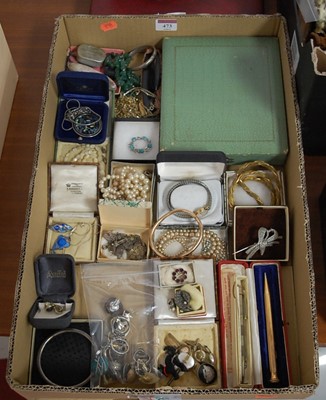 Lot 473 - A large collection of miscellaneous items, to...