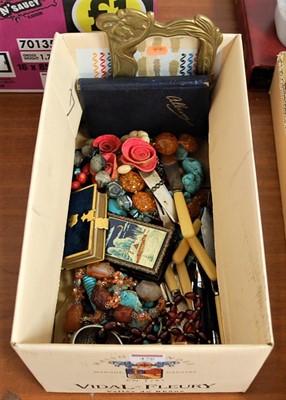 Lot 476 - A box of miscellaneous items, to include...