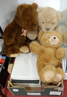 Lot 465A - A Treasured Bears boxed limited edition gift...