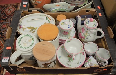 Lot 571 - A box of miscellaneous china, to include a...