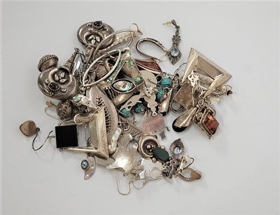 Lot 434 - Assorted white metal and silver costume...