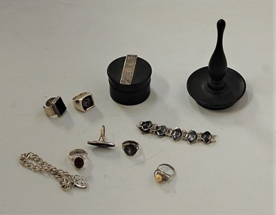 Lot 442 - Assorted white metal and silver costume...