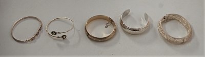 Lot 443 - Assorted contemporary silver and white metal...