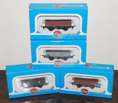 Lot 1522 - Four various boxed Airfix 00 gauge items of...