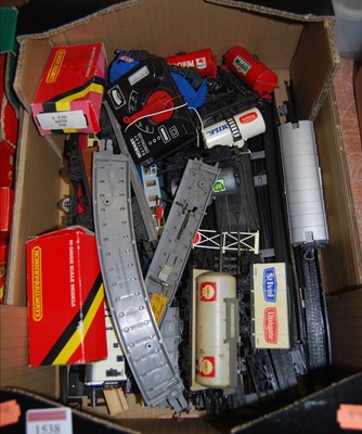 Lot 1538 - A collection of mixed 00 gauge rolling stock,...