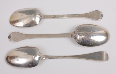 Lot 1109 - A William & Mary silver trefid spoon, the...