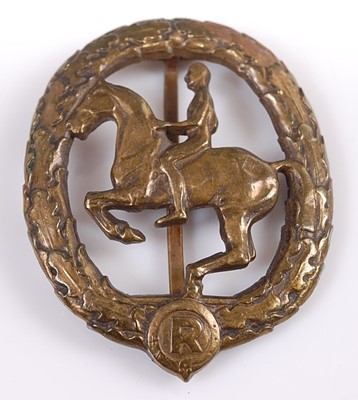 Lot 64 - A collection of military badges and buttons to include