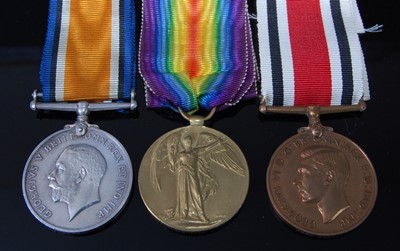 Lot 187 - A WW I British War and Victory duo