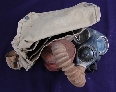 Lot 70 - A British Standard Service respirator