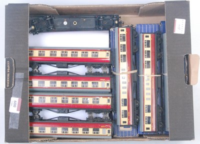 Lot 600 - 15 Hornby Dublo maroon and cream D11 and D20...