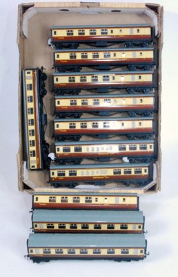 Lot 601 - 11 Hornby Dublo D20/21 tinplate coaches, brown...