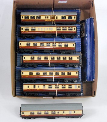 Lot 602 - Seven Hornby Dublo tinplate D20/21 coaches...