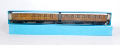 Lot 636 - Pre-war Hornby Dublo D2 articulated NE coach...