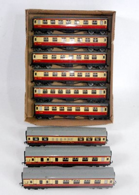 Lot 638 - Nine Hornby Dublo D12/D20 maroon and cream...