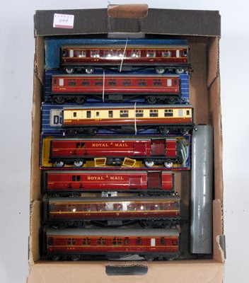 Lot 640 - 10 Hornby Dublo tinplate coaches: D21 Br/2nd...
