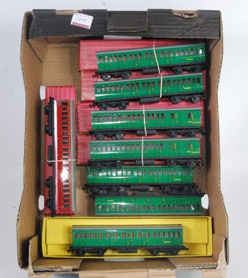 Lot 645 - Hornby Dublo tinplate suburban coaches - all...