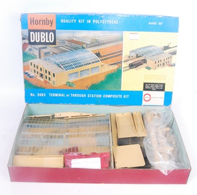 Lot 658 - 5083 Hornby Dublo terminal station, many...