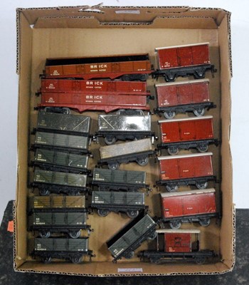 Lot 686 - 21 post-war Hornby Dublo tinplate NE wagons -...