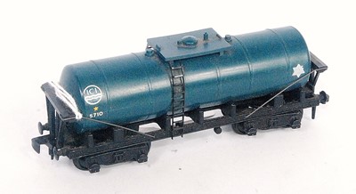 Lot 688 - 4685 Hornby Dublo Caustic Liquor bogie tank...