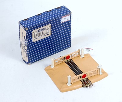 Lot 702 - 3460 Hornby Dublo plastic level crossing for 3-...