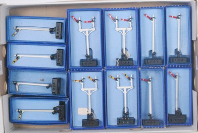 Lot 704 - Hornby Dublo electric semaphore signals: 4x...