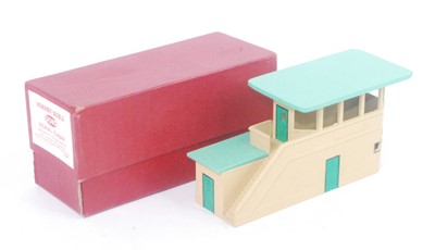 Lot 713 - 5080 Hornby Dublo signal cabin green roof (NM)...