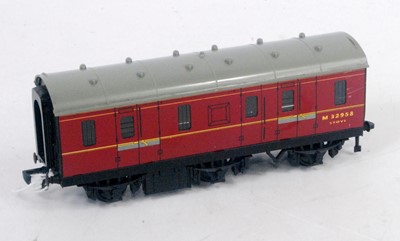 Lot 719 - 4076 Hornby Dublo 6-wheel 'Stove' full brake,...