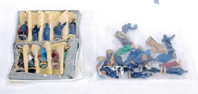 Lot 721 - 28 metal Dublo figures - passengers, station...