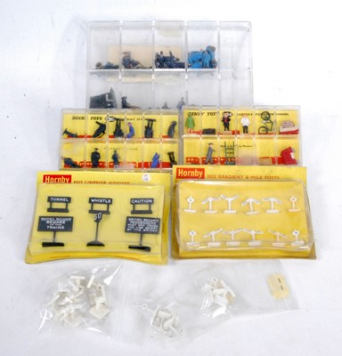 Lot 722 - Hornby Dublo lineside accessories: blister...