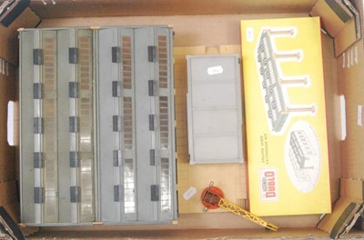 Lot 737 - Hornby Dublo plastic buildings: engine shed...