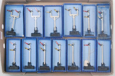 Lot 740 - 13 Hornby Dublo electric semaphore signals: 2x...