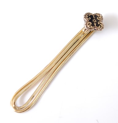 Lot 2567 - A yellow metal tie clip, comprising a floral...