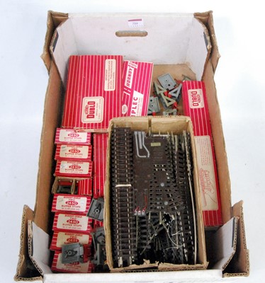 Lot 789 - Hornby Dublo 2-rail items: 2460 level crossing...