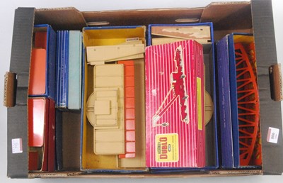Lot 806 - Large tray containing Hornby Dublo matt...
