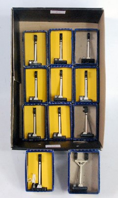 Lot 813 - Hornby Dublo colour light signals: 3x single...