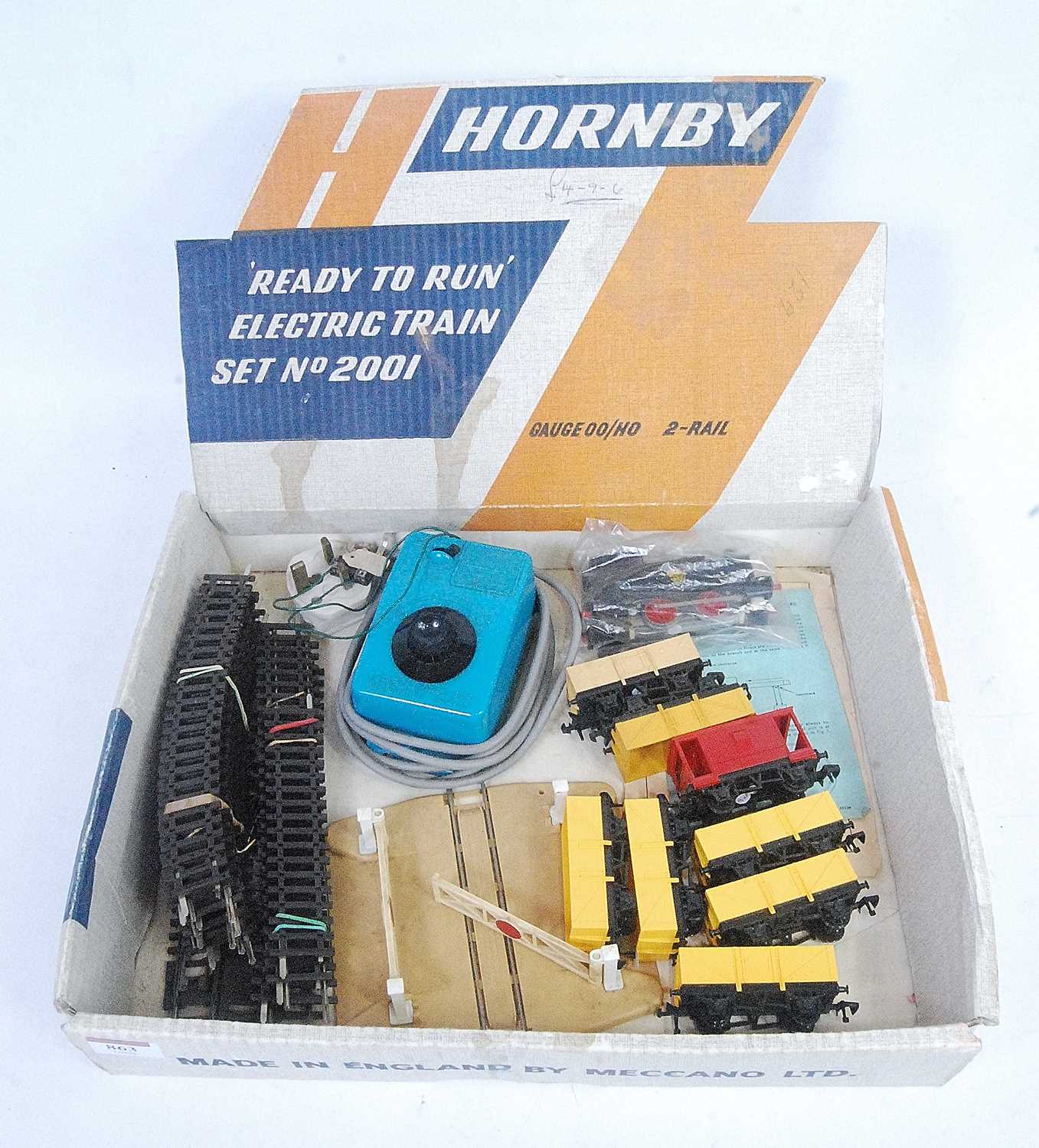 Lot 863 - Hornby Dublo starter set with five extra plain...