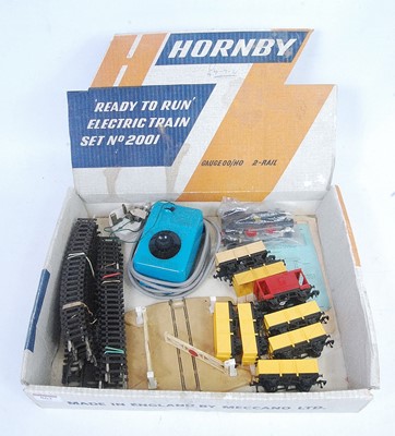 Lot 863 - Hornby Dublo starter set with five extra plain...