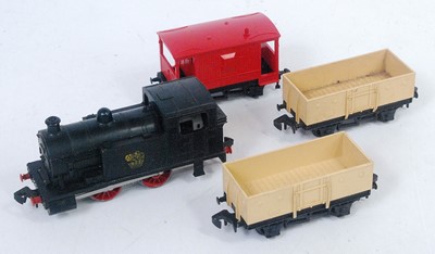 Lot 864 - Hornby Dublo starter set items: black loco,...