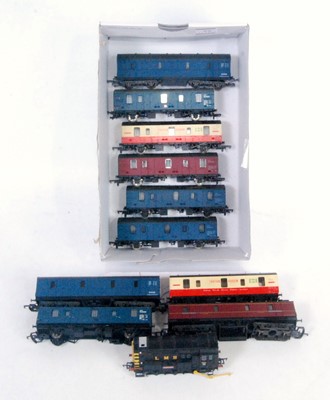 Lot 416 - Shoebox containing Bachmann 0-6-0 diesel...
