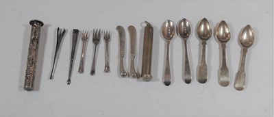 Lot 412 - A small collection of miscellaneous items, to...