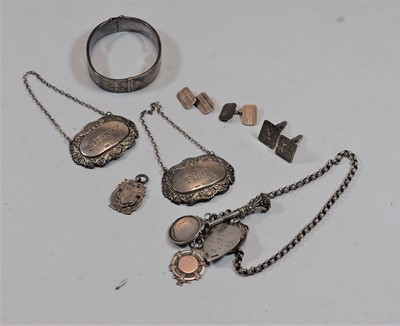 Lot 462 - A small collection of miscellaneous items to...